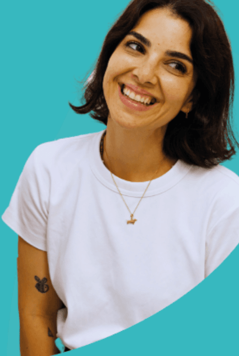 Ilaria, igienista dentale, sorride tenendo uno spazzolino